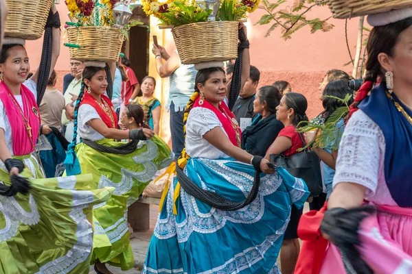Oaxaca Oaxaca Mexico Июля 2019 Молодые Женщины Одетые Традиционную Одежду — стоковое фото