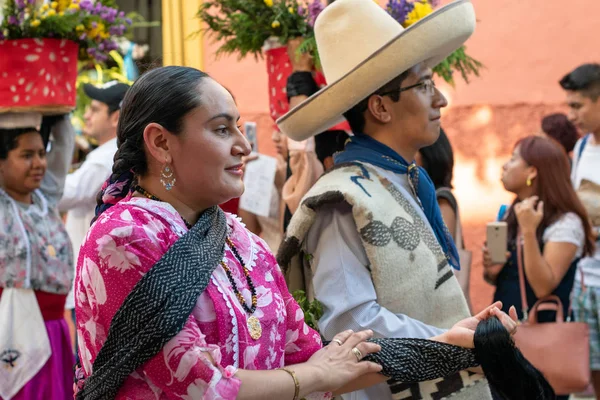 Oaxaca Oaxaca Meksyk Lipca 2019 Młoda Kobieta Mężczyzna Ubrany Tradycyjne — Zdjęcie stockowe