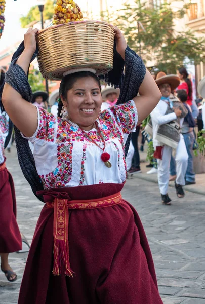 Oaxaca Oaxaca Meksyk Lipca 2019 Młoda Kobieta Ubrana Tradycyjne Ubrania — Zdjęcie stockowe