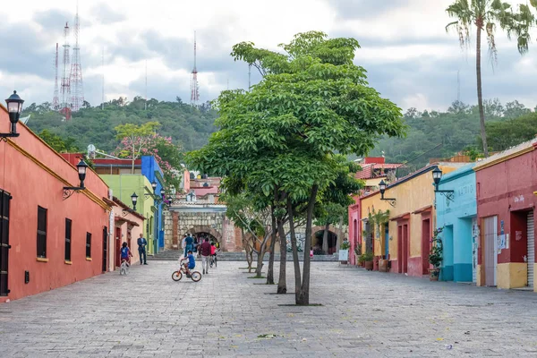 オアハカ オアハカ メキシコ 2019年7月6日 メキシコ オアハカのランドマーク クルス ピエドラに近いカラフルな通りの眺め — ストック写真