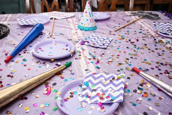 Tisch Mit Elementen Für Eine Party Wie Geburtstagshut Konfetti Trompeten — Stockfoto