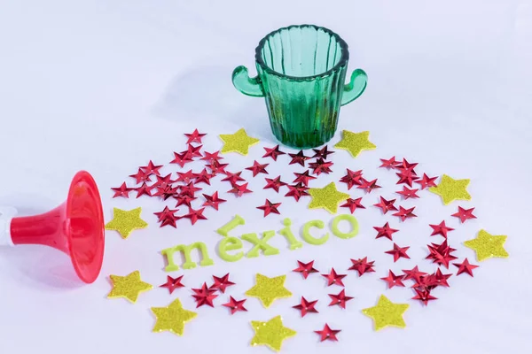 Τρομπέτα Ποτήρι Τεκίλα Κόκκινα Και Κίτρινα Αστέρια Και Μεξικό Φτιαγμένα — Φωτογραφία Αρχείου
