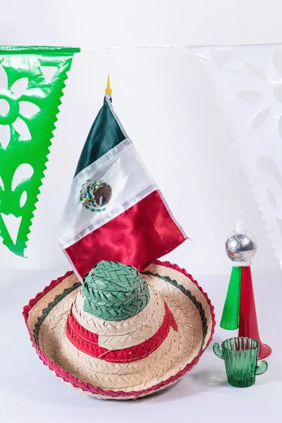 Μικρό Καπέλο Κορνέ Μεξικάνικη Σημαία Και Ποτήρι Τεκίλα Λευκό Φόντο — Φωτογραφία Αρχείου