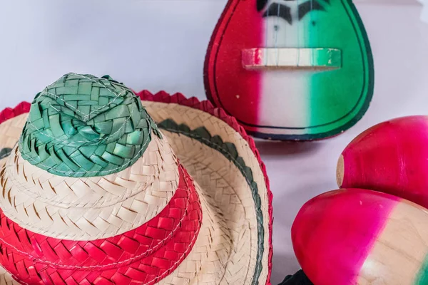 Chapeau Guitare Jouet Maracas Sur Fond Blanc Décoration Pour Fête — Photo