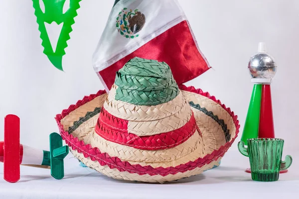 Matraca Καπέλο Μεξικάνικη Σημαία Κορνέ Και Ποτήρι Τεκίλα Λευκό Φόντο — Φωτογραφία Αρχείου