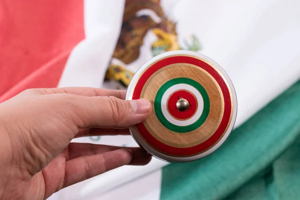 Жінка Рука Тримає Дерев Яний Yoyo Мексиканським Прапором Фону Мексиканські — стокове фото