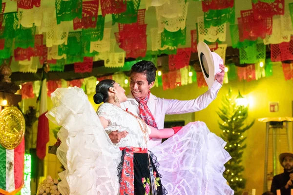 2019年9月15日 一对身着维拉克鲁斯传统服饰的年轻夫妇在墨西哥维拉克鲁斯州佩罗特市的墨西哥独立日派对上跳舞的肖像 — 图库照片