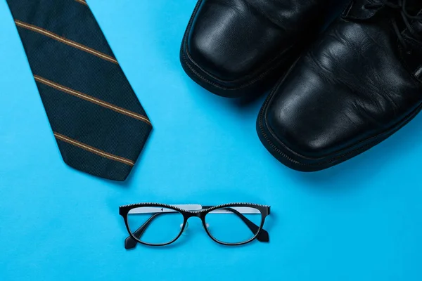 Ciemny Krawat Czarne Formalne Buty Okulary Niebieskim Tle — Zdjęcie stockowe