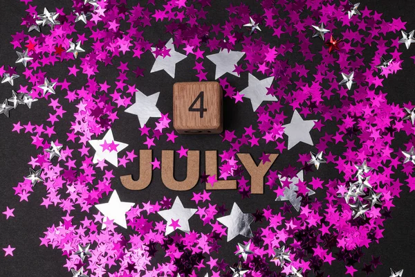 7月4日 黑色背景上的木制字母 数字和五彩斑斓的星星 — 图库照片