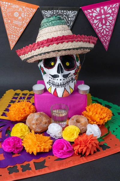 Dia Mexicano Altar Morto Com Pão Tradicional Flores Coloridas Bandeira — Fotografia de Stock