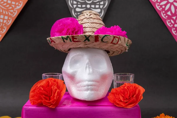 Мексиканський День Мертвого Вівтаря Традиційним Хлібом Барвистими Квітами Банером Черепом — стокове фото