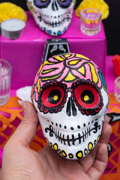 Mulher Mão Segurando Crânio Pintado Mão Dia Mexicano Tradicional Altar — Fotografia de Stock