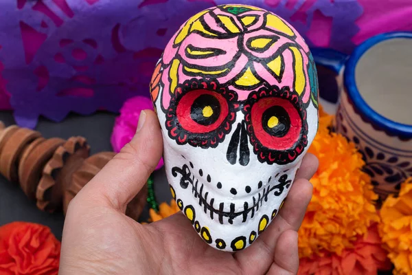 Mulher Mão Segurando Crânio Pintado Mão Dia Mexicano Tradicional Altar — Fotografia de Stock