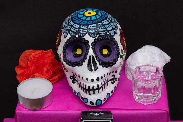 死者のメキシコの日の一部は 手で描いた頭蓋骨 キャンドル メスカルとカラフルな紙を祭壇を提供しています — ストック写真