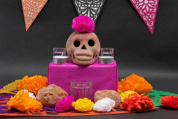 伝統的なパン カラフルな花 バナー メスカル 頭蓋骨と黒の背景にカット紙と死んだ祭壇のメキシコの日 — ストック写真