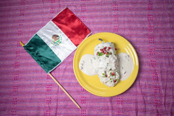 Типова Мексиканська Страва Chiles Nogada Жовтій Тарілці Рожевому Фоні — стокове фото