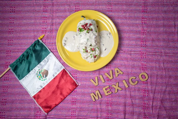 Типова Мексиканська Страва Chiles Nogada Жовтій Тарілці Невеликий Мексиканський Прапор — стокове фото