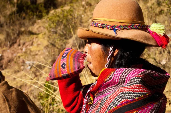 Sacred Valley Peru August 2011 Портрет Женщины Традиционной Одежде Совершающей — стоковое фото