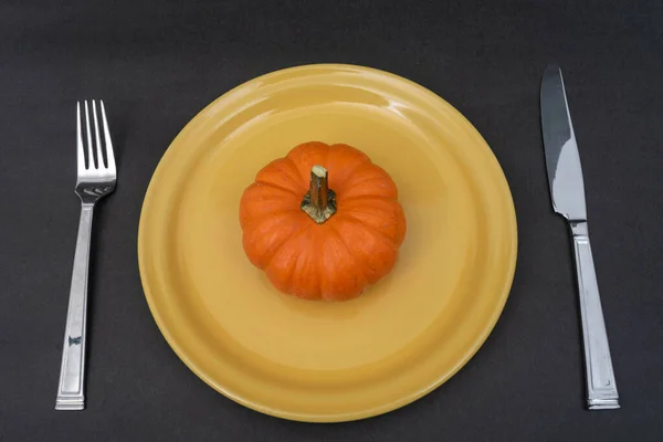 Petite Citrouille Orange Sur Une Assiette Jaune Fourchette Couteau Sur — Photo