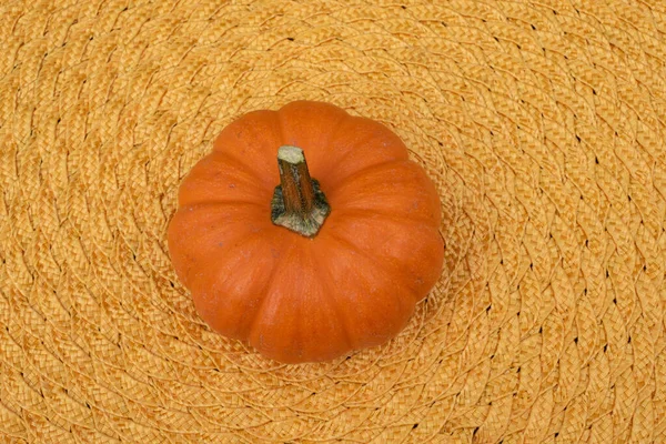 Malá Oranžová Dýně Texturovaném Žlutém Pozadí Tradiční Dýně Halloween — Stock fotografie