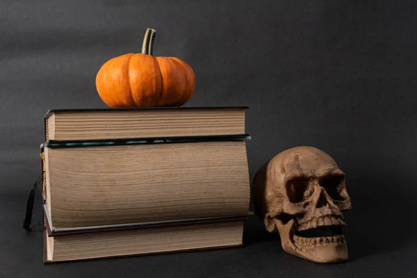 Pequeña Calabaza Naranja Libros Cráneo Sobre Fondo Negro Decoración Halloween — Foto de Stock