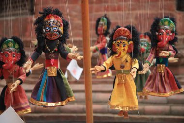 Kukla bebekler, geleneksel Nepal hatırası sokak dükkanında asılı..