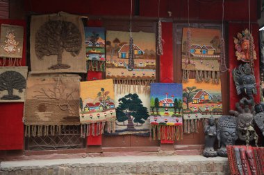 Duvar için kumaş paneller, geleneksel Nepal el işi hediyelik eşya, sokak dükkanında asılı..