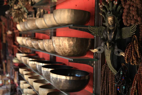 Різні Види Співочих Чаш Стоять Полицях Сувенірному Магазині Непалі Стокове Фото