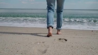 Denize doğru yürürken çıplak kadın ayakları