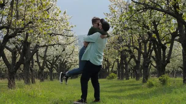 Una joven pareja enamorada pasean juntos por un hermoso bosque con su perro mascota. En cámara lenta . — Vídeo de stock