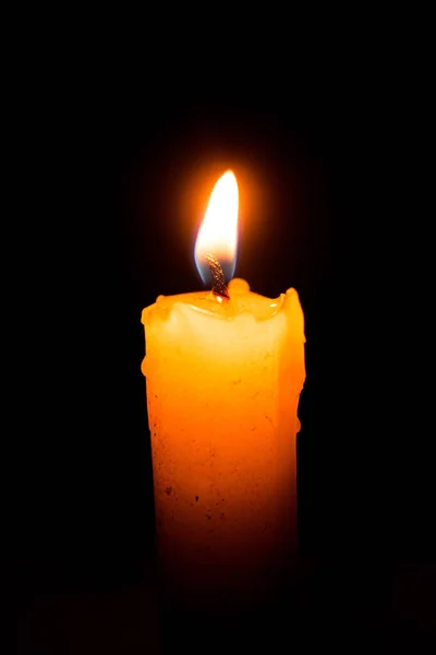 Одинарна Запалена Свічка Досить Полум — стокове фото