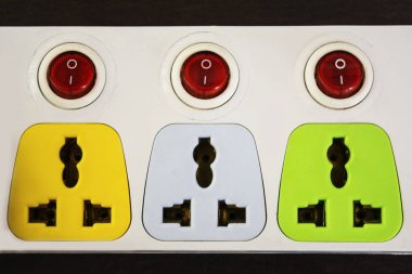 elektrik prizine yuva anahtarları ile