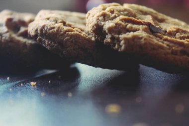 Tanımlama karanlık ahşap zemin üzerine