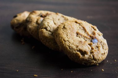 Tanımlama karanlık ahşap zemin üzerine