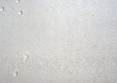 Camdan pencereye su damlıyor.