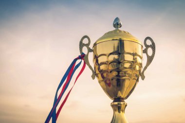 Kazanan kupa gökyüzü arka planında