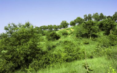 dağ ve mavi gökyüzü