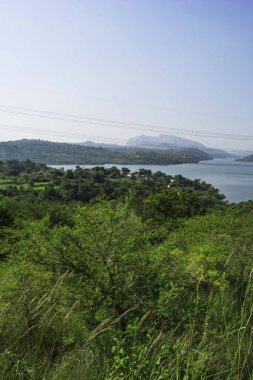 dağ ve mavi gökyüzü