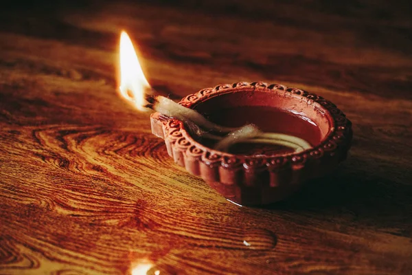 Diwali festivali lambası ahşap arka planda