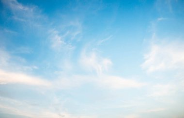 Beyaz bulutlu güzel mavi gökyüzü