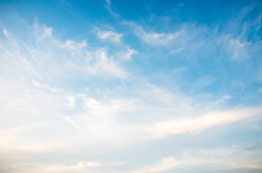 Beyaz bulutlu güzel mavi gökyüzü