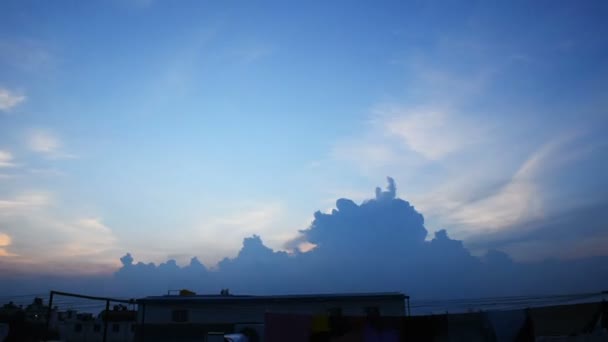 아름다운 하늘을 배경으로 — 비디오