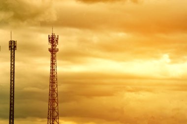 Gün batımında gökyüzü arka planında siluet sinyal anten kulesi. Gece gökyüzünde mobil iletişim antenleri silueti