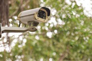 Yeşil bokeh arka planında kapalı devre kamerası