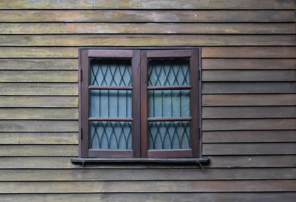 Drewniane okno na tle drewnianej ściany. Tekstura vintage dla inter — Zdjęcie stockowe