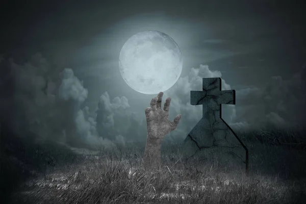 Conceito Halloween Mão Zumbi Saindo Sepultura Noite Lua Cheia Noite — Fotografia de Stock