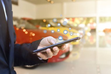 Sosyal medya simgesi olan cep telefonu kullanan iş adamlarının yakın çekimi. İş, çevrimiçi pazarlama ve teknoloji için fikir.