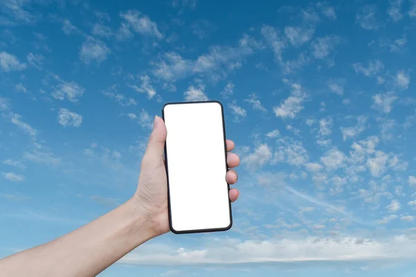 Mão Segurando Tela Branco Smartphone Sobre Nuvem Céu Azul — Fotografia de Stock