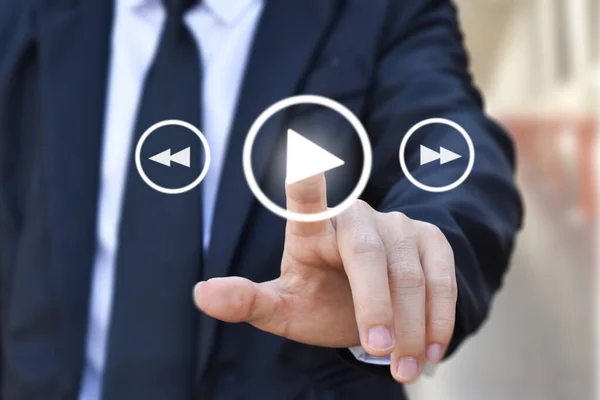 İş adamı başlamak için oynat düğmesine basıyor. İş, teknoloji ve sunum için fikir.