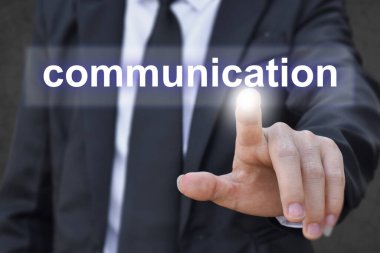 İşadamı elle iletişim düğmesine basıyor. İş, teknoloji ve internet için fikir.